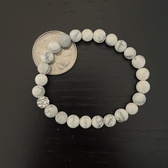 Hand made grey and white marble stretch bracelet - Picture 4 of 4